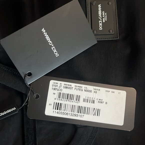 Dolce & Gabbana Essentials Logo V-neck Men's T-Shirt - Black - Picture 5 of 5